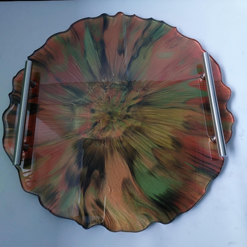 Dienblad rond met metalen greepjes.